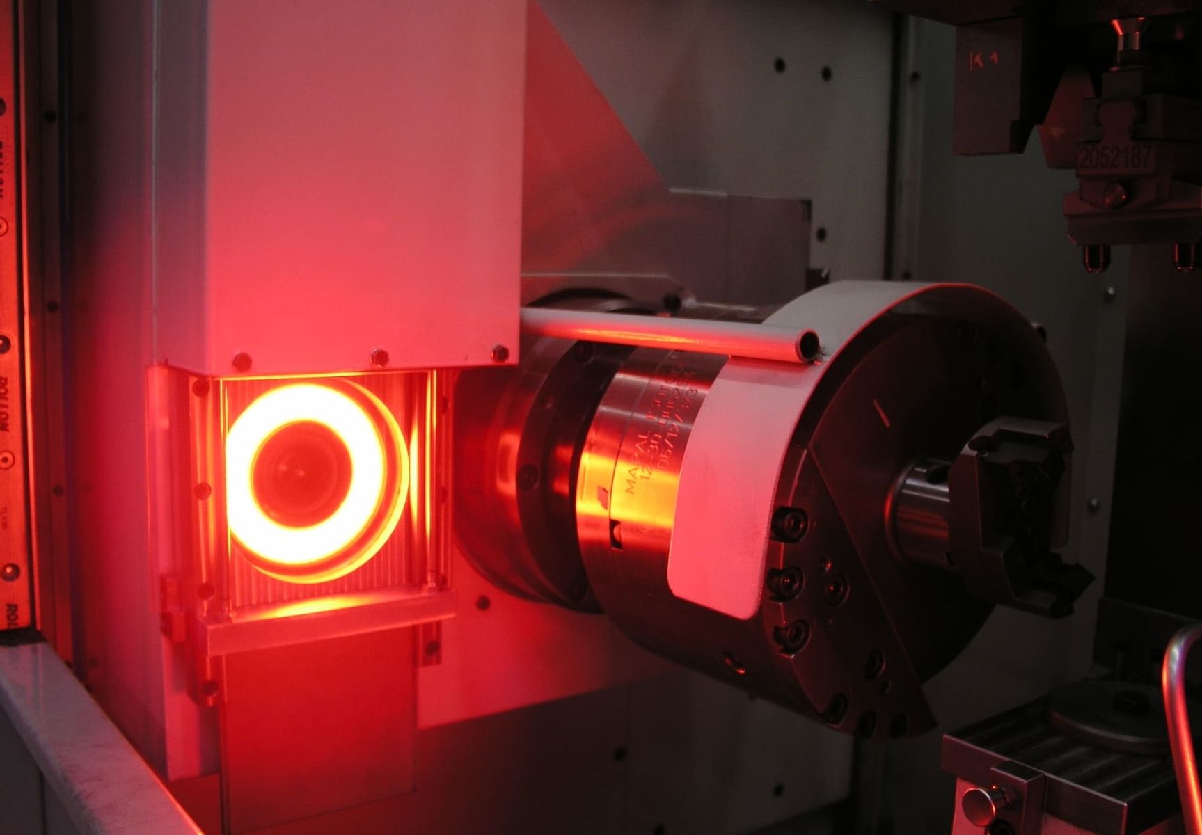 Vermessen der Koaxialität von Pumpengehäusen durch integrierte Kamera, um die Kamera ein rotes Ringlicht für präzise Inspektion