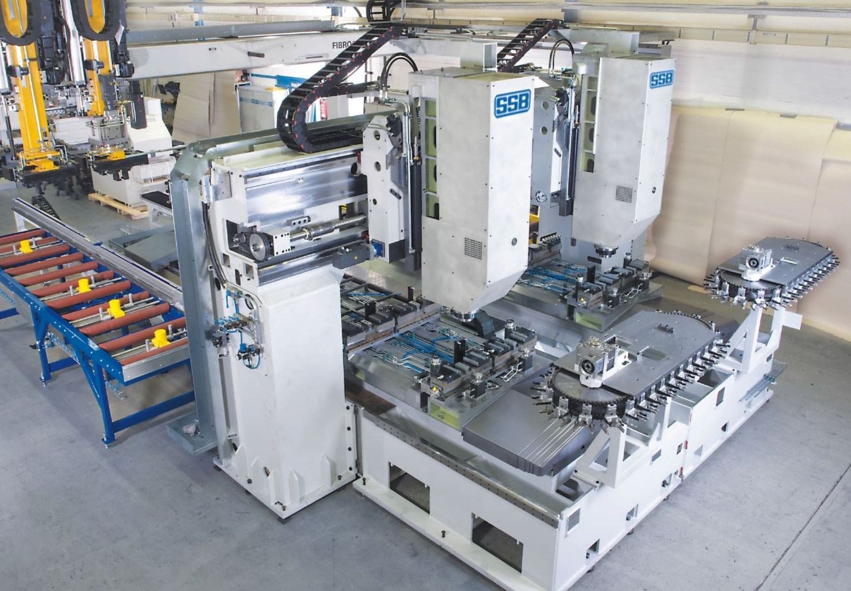 Portales Bearbeitungszentrum PBZ05 von SSB Maschinenbau GmbH, 2 separate Spindeln, 2 Bearbeitungstische für Pendelbearbeitung, Flächenportalroboter für vollautomatische Be- und Entladung der Werkstücke